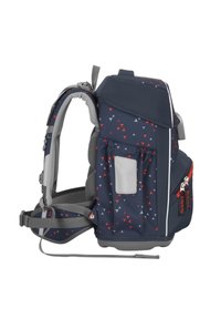 Marineblauer Rucksack mit geometrischen roten und grauen Mustern, grauen Trägern, einer vorderen Reißverschlusstasche und einer seitlichen Netzseite. Verstärkter Boden für Stabilität.