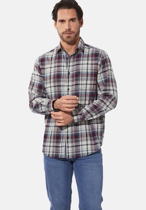 Herren-Karottenhemd in Blau-, Weiß- und Burgundertönen; langärmlig, mit button-down Kragen und aus leichtem Stoff mit weicher Textur.