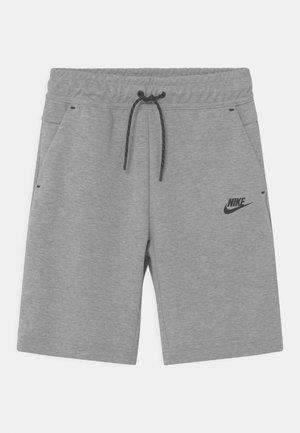 Szare sportowe szorty Nike z elastycznym pasem, czarnym sznurkiem, bocznymi kieszeniami i czarnym logo Nike na lewej nodze.