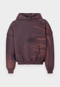 Sweatshirt roxa com capuz, apresentando áreas desgastadas, um bolso frontal e tachas prateadas. Tecido macio com punhos e bainha canelados.