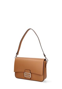 Borsa a spalla in pelle color tan con fibbia rettangolare argento e tracolla singola, in piedi su uno sfondo bianco.