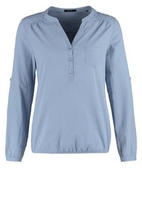 Chemise bleu clair à manches longues avec col en V, patte de boutonnage, taille élastiquée et une poche poitrine. Texture lisse et tissu léger.