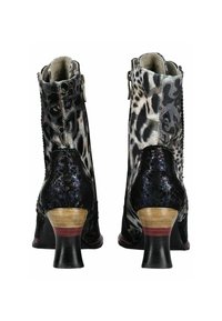 Botas de tobillo con estampado de leopardo y acentos de cuero texturizado negro, un tacón cónico, cremalleras laterales y detalles de costura en colores contrastantes.