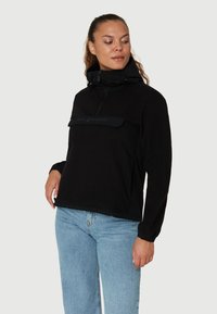 Sort fleece-pullover med højt krave, halv-zip foran og elastiske manchetter. Har et logoet sort panel over brystet.