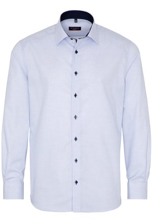 Helles blaues Langarmhemd mit karierter Musterung, ausgestattet mit dunkelblauen Knöpfen und einem kontrastierenden marineblauen Krageninneren.