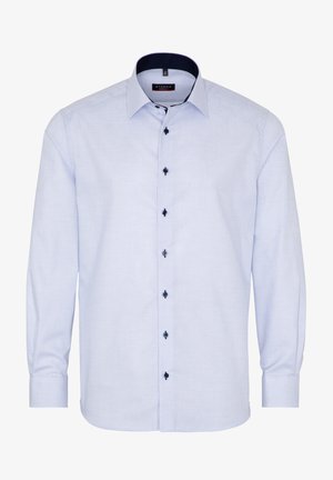Helles blaues Langarmhemd mit karierter Musterung, ausgestattet mit dunkelblauen Knöpfen und einem kontrastierenden marineblauen Krageninneren.