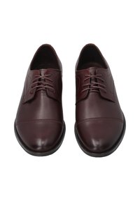 Burgunderfarbene Lederschuhe mit glatter Textur, runder Zehenpartie und Schnürverschluss. Mit gestickten Akzenten und einer flachen schwarzen Laufsohle.
