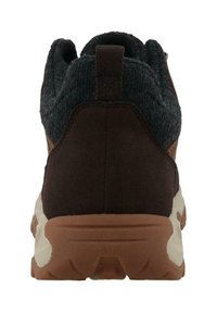 Zapato deportivo marrón con un upper de malla oscura y un collar acolchado. Presenta una suela de goma texturada con tacos pronunciados para mejorar la tracción.