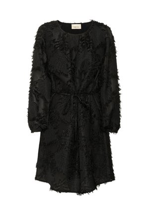 Mustaline kleit lehetekstuuriga kangast, pikad varrukad ja sidumisvöö. Omab ümarat kaelust ja õrna, voolavat siluetti.