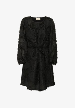 Mustaline kleit lehetekstuuriga kangast, pikad varrukad ja sidumisvöö. Omab ümarat kaelust ja õrna, voolavat siluetti.