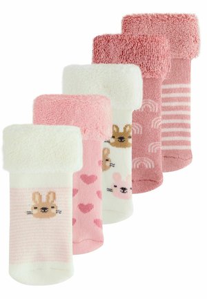 Vijf paren schattige, fluffy baby sokken met omslag in roze, wit en patronen zoals konijnengezichten, harten, regenbogen en strepen.