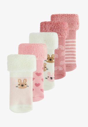 Cinq paires de chaussettes pour tout-petits avec des poignets en peluche, en rose, blanc, et à motifs, comprenant des visages de lapin, des cœurs, des arcs-en-ciel et des rayures.