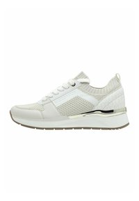 Sneaker bianco con tessuto a rete e pelle sintetica. Caratterizzato da una suola ammortizzata, dettagli metallici e un colletto a maglia testurizzata.