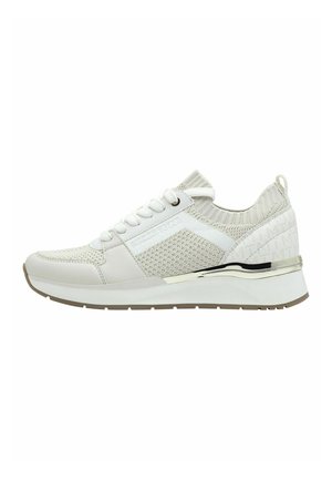 Sneaker bianco con tessuto a rete e pelle sintetica. Caratterizzato da una suola ammortizzata, dettagli metallici e un colletto a maglia testurizzata.