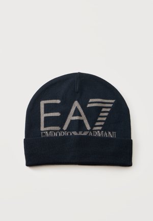 Mørk marineblå strikket hue med kantefold og stort gråt EA7 Emporio Armani-logo foran.