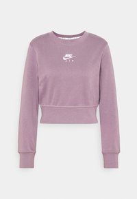 Fialová zkrácená mikina s dlouhými rukávy, žebrovanými manžetami a bílým logem Nike Air umístěným na hrudi. Měkká textura látky.