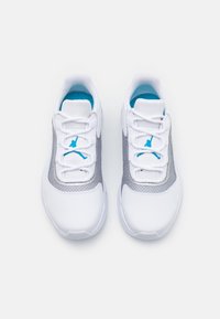 Baskets de sport blanches avec une superposition grise en mesh et des accents turquoise. Dotées d'un design à lacets et d'une texture lisse.