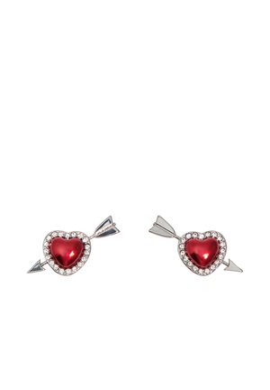 Pendientes rojos en forma de corazón con una flecha plateada atravesándolos, rodeados de pequeños circonios transparentes, sobre fondo blanco.