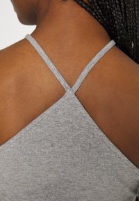Even&Odd Petite Vestido de malha - mottled grey