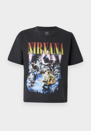 T-shirt preta de algodão com decote redondo, apresentando uma gráfica colorida do Nirvana com os membros da banda a tocar instrumentos num cenário floral.
