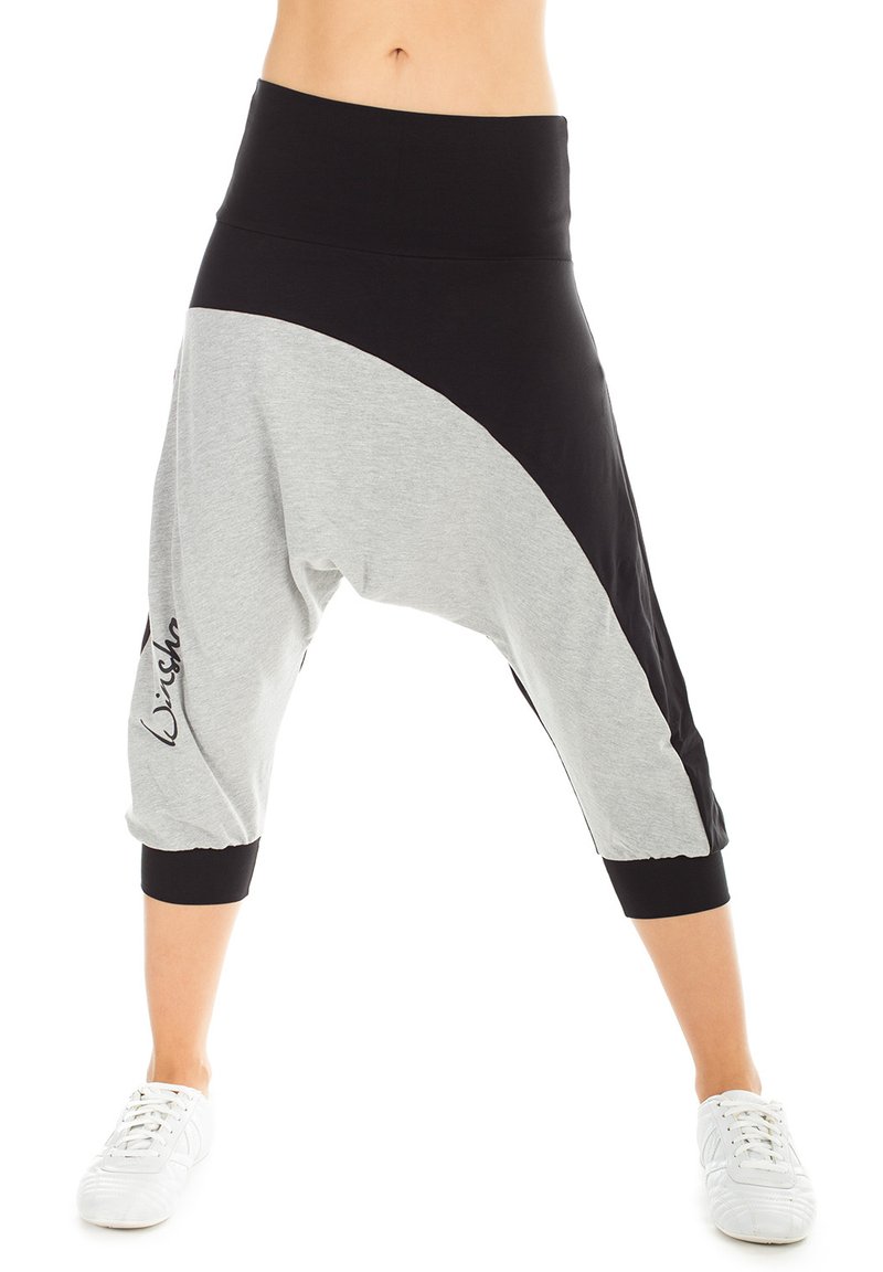 Pantalones estilo harem con una cinturilla negra, tela gris y negra, y acentos laterales. Textura suave con un diseño de ajuste holgado y longitud recortada.