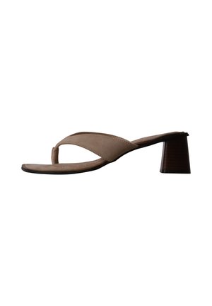 Sandale à talon beige avec bride entre les orteils et talon bloc, vue de profil sur fond blanc.