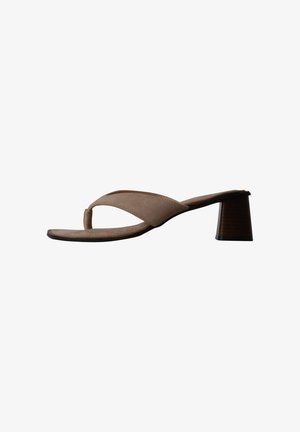 Sandale à talon beige avec bride entre les orteils et talon bloc, vue de profil sur fond blanc.