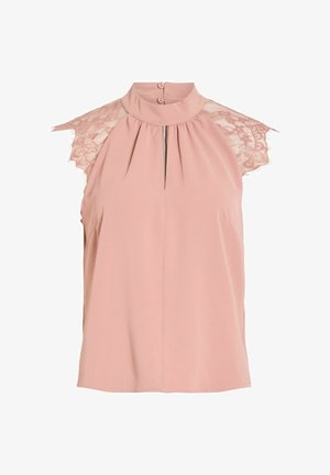 Bezrokains putekļaini rozā blūze ar mežģīnēm uz īsajām piedurknēm, augstu apkakli, priekšējo šķēlumu un divām pogām kakla aizmugurē.