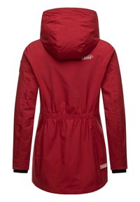 Chaqueta impermeable roja con cintura ajustada, puños elásticos y capucha. Presenta un logotipo en la parte superior de la espalda y una textura suave y brillante.