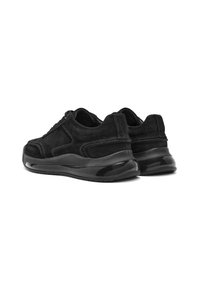 Sneakers neri con tomaia in suede, design elegante, forma arrotondata e suola nera lucida. Nessun logo o accenti visibili.