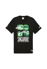 Czarna koszulka Puma z zielonkawymi scenami z Grand Prix Singapuru, samochodami Formuły 1 oraz napisem "SINGAPORE Formula 1 Grand Prix Singapur 2025."