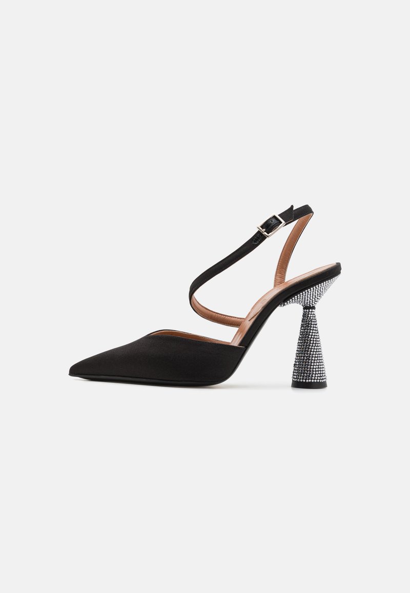 Musthave musta slingback kõrge kontsaga king, terava nina, satiinist kangast ja tekstuurse kristallidega kaunistatud koonusjalaga. Reguleeritav pahkluu rihm.