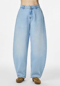 Hele sinised laia säärega teksad, mis on valmistatud denimist, kõrge vöökohaga, ees taskud ja nööpkinnitus. Silestruktuuriline ja vaba lõikega.