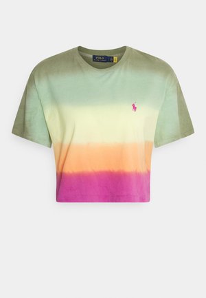 Koszulka Polo Ralph Lauren z krótkim rękawem, z poziomymi gradientowymi paskami w kolorach zielonym, żółtym, pomarańczowym i różowym oraz różowym logo na piersi.