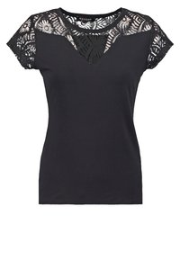 Top noir à manches courtes pour femme avec des détails en dentelle aux épaules, haut de la poitrine et encolure, coupe ajustée, sans boutons ni imprimés visibles.
