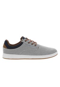 Grijze canvas sneakers met een bruine leren accent bij de hak, een marineblauwe kraag en bruine veters. Voorzien van een witte zool en een gestructureerde stof.