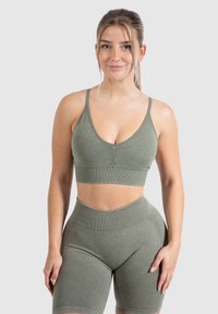 Olijfgroen sportbeha en hoge taille shorts set, met ribbelstructuur, een V-hals en een strakke pasvorm voor comfort en ondersteuning.