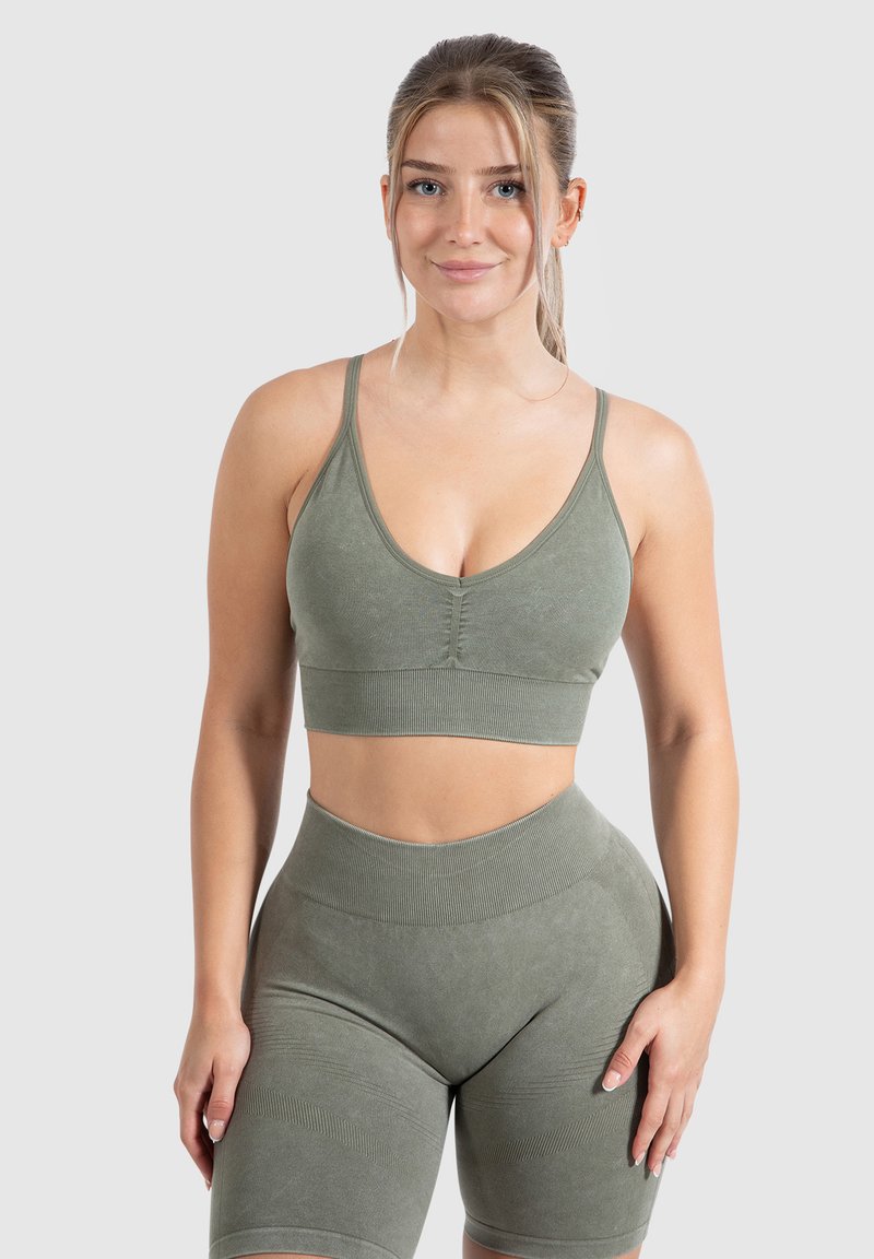 Olijfgroen sportbeha en hoge taille shorts set, met ribbelstructuur, een V-hals en een strakke pasvorm voor comfort en ondersteuning.