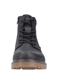 Botas de piel negras de tobillo con puntera redonda, suela de goma marrón contrastante, cordones en la parte delantera y cremallera lateral para un fácil uso. Acabado texturizado.