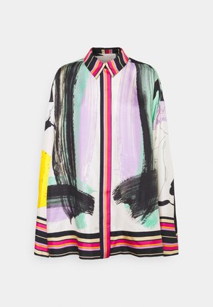 Camisa de manga larga con botones y patrones abstractos de pinceladas en negro, lavanda, menta y amarillo, acentuada por un cuello y dobladillo a rayas en rosa intenso y negro.