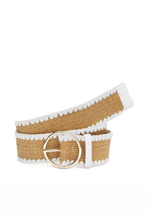 Geflochtener brauner Gürtel mit weißen gewellten Kanten und einer runden goldenen Schnalle, aufgerollt auf weißem Hintergrund.