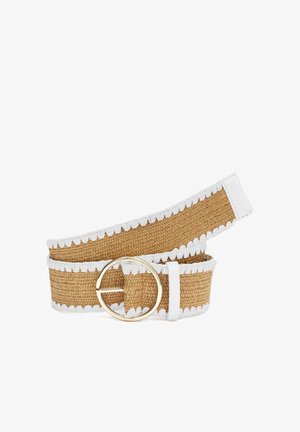 Geflochtener brauner Gürtel mit weißen gewellten Kanten und einer runden goldenen Schnalle, aufgerollt auf weißem Hintergrund.