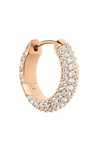 Orecchino a cerchio in oro rosa decorato con molteplici pietre di zirconia cubica trasparenti e rotonde, dotato di un meccanismo di chiusura sicuro e di una superficie liscia.