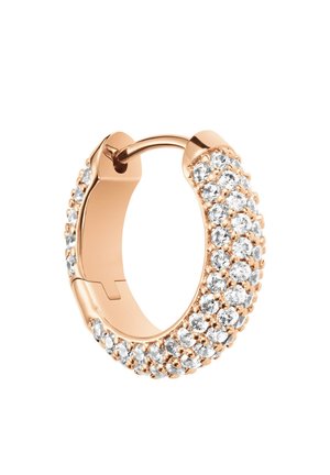 Roserødt gulvørelse med flere klare, runde cubic zirconia-stene, der har en sikker låsemekanisme og en glat overflade.