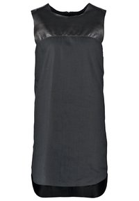 Robe noire sans manches avec un corps en tissu mat et un panneau brillant de type cuir lisse traversant le haut de la poitrine et les épaules.