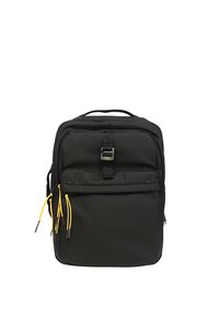 Zaino nero con forma rettangolare, realizzato in tessuto resistente. Presenta accenti gialli, una maniglia superiore e tasche frontali con cerniera.