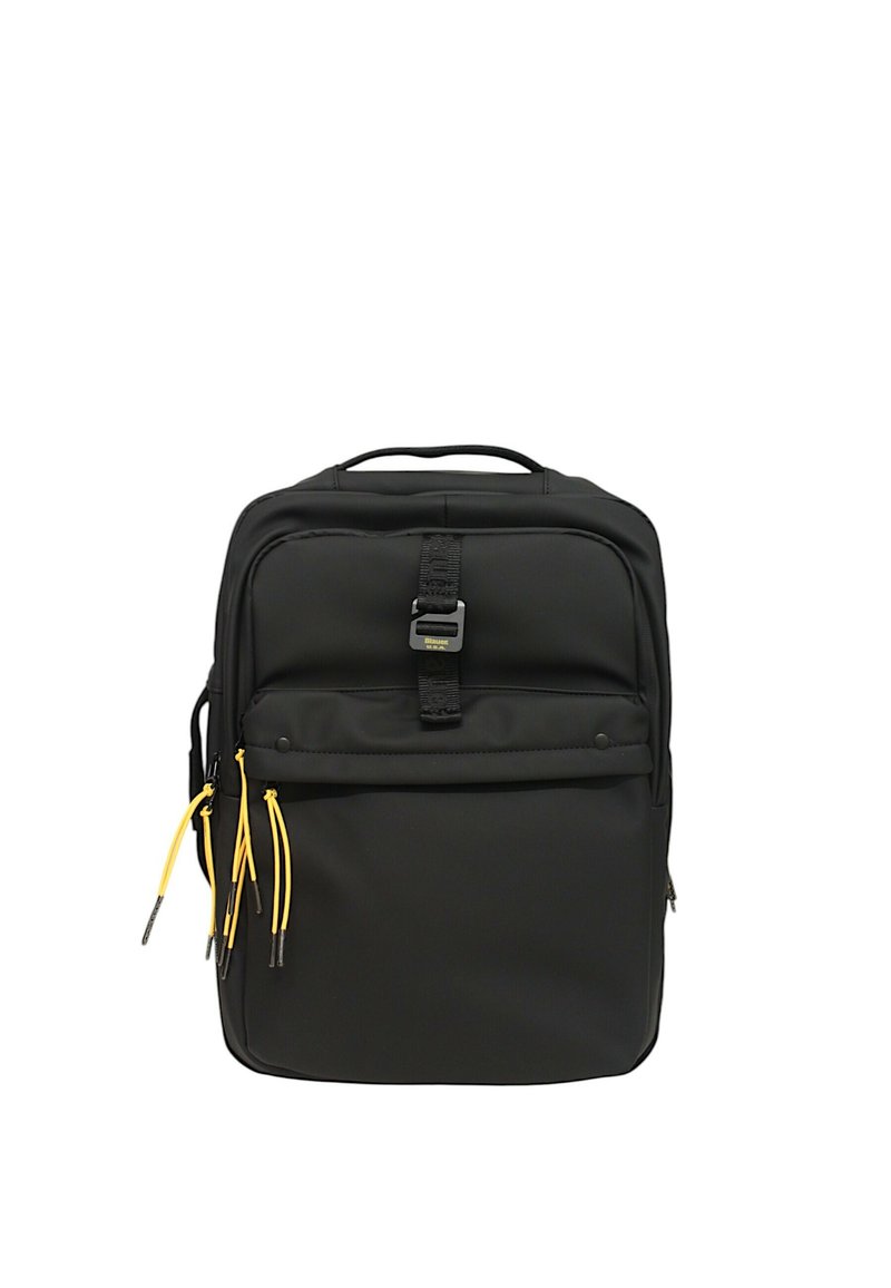Zaino nero con forma rettangolare, realizzato in tessuto resistente. Presenta accenti gialli, una maniglia superiore e tasche frontali con cerniera.