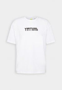 Weißes T-Shirt mit kurzen Ärmeln und Rundhalskragen, mit dem Wort "VIRTUAL", das in bold schwarzen Buchstaben über die Brust gedruckt ist.
