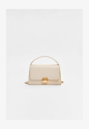 Sac à main en cuir beige avec un design structuré, une poignée supérieure, une chaîne et un fermoir en métal doré. Texture lisse et lignes épurées.