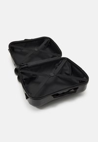 Guess CORE - Kovček na kolesih - jet black